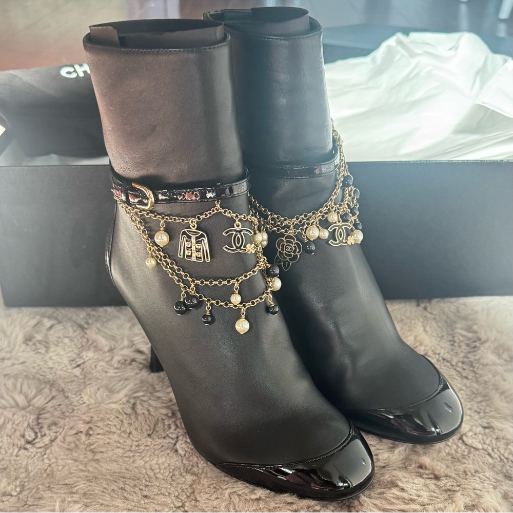 CHANEL Charms Black Lambskin & Patent Calfskin Ankle Boots size 9 (New in Box)